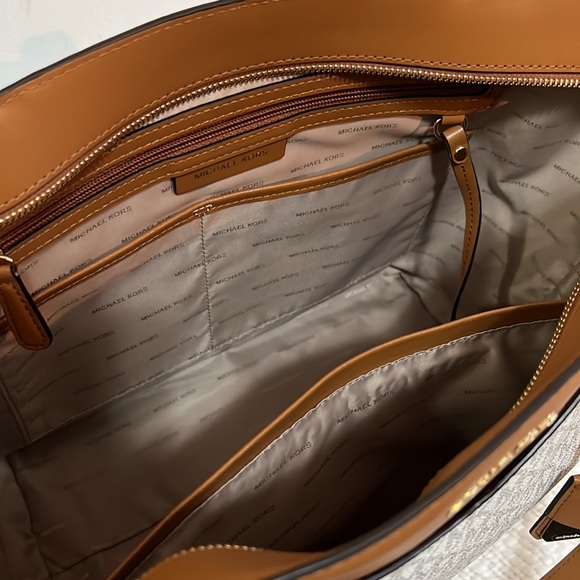 Michael Kors Whitney Tote Bag Large-Vanilla - Picture 4 of 11